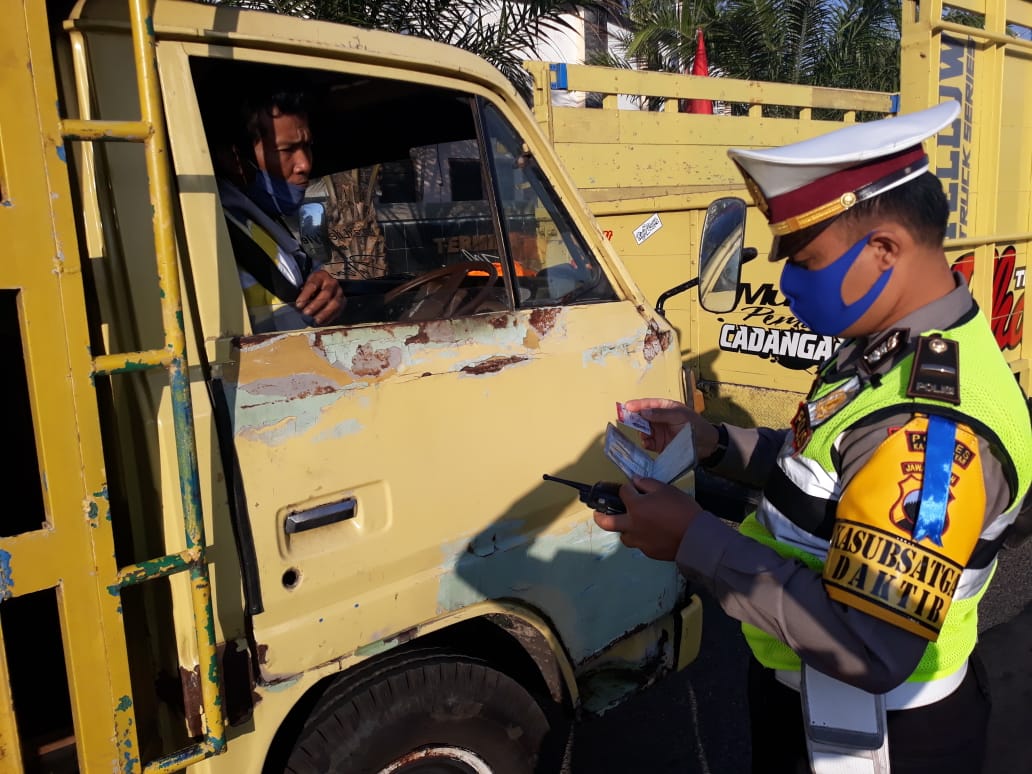 Ops Patuh Candi, Satlantas  Tindak Pelanggaran Menimbulkan Potensi Kecelakaan di Jalur Papahan – Tasikmadu