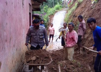 Rela Seragamnya Kotor, Aiptu Edi Bantu Bersihkan Longsor di Ngargoyoso