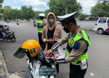 Bagi Bagi Masker, Pamlet Dan Stiker Warnai Operasi Zebra Candi 2021 Polres Karanganyar