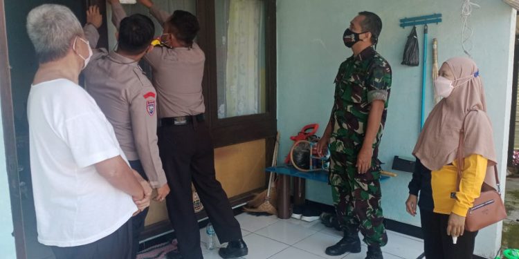 Sat Binmas Polres Karanganyar Lakukan Tracing Warga Positif Covid-19