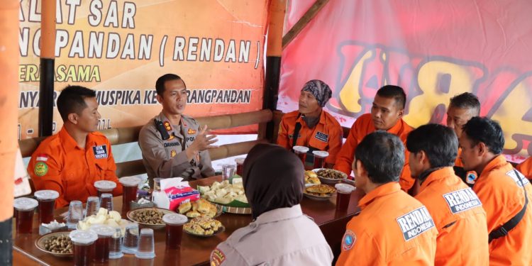 Kunjungi Posko Relawan, Kapolres Karanganyar Melaksanakan Jumat Curhat