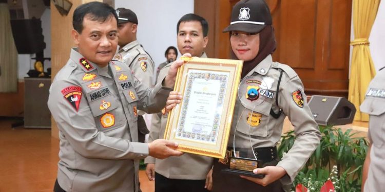 Pimpin Upacara HUT Satpam Ke-42, Kapolda Jateng Berikan Penghargaan Pada Satpam Berprestasi