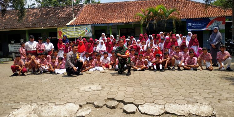 Bhabinkamtibmas Bersama Babinsa Desa Ploso, Sambangi Siswa Sekolah Dasar