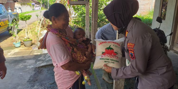 Gelar Jumat Berkah, Polsek Karanganyar Berikan Sembako Kepada Warga Kurang Mampu