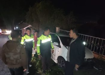 Sat Lantas Polres Karanganyar Tangani Kecelakaan di Tawangmangu