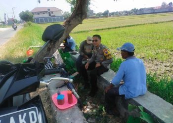 Hendak Istirahat di Area Persawahan, Warga ini Didatangi Bhabinkamtibmas