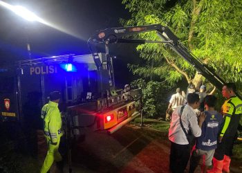 Respon Cepat Personel Satsamapta Polres Karanganyar Bersama Relawan Dan Masyarakat Evakuasi Truk Terperosok Di Karangpandan.