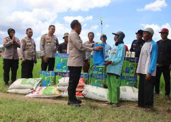 Dukung Swassembada Pangan, Kapolres Karanganyar Serahkan Bantuan Alat Pertanian dan Pupuk