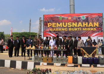 Usai Upacara HUT ke-80 RI, Polres Karanganyar Musnahkan Ribuan Liter Miras Hasil Operasi Juli–Agustus