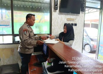 Personel Polsek Tawangmangu Layani Masyarakat dalam Pembuatan Surat Kehilangan