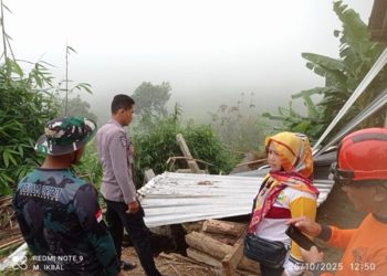 Respon Cepat Polsek Jatiyoso Tangani Longsornya Talud Rumah Warga di Desa Wonorejo