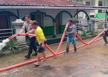 Polsek Jatiyoso Polres Karanganyar Bantu Warga Bersihkan Jalan Akibat Aliran Air Terputus