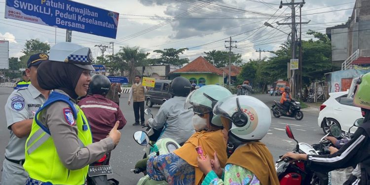 Satlantas Polres Karanganyar Gelar Sosialisasi Operasi Zebra Candi 2025 di Simpang Lima Bejen