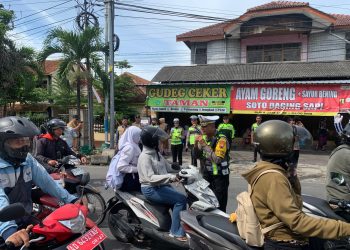 Satlantas Polres Karanganyar Gelar Sosialisasi Operasi Zebra Candi 2025 di Simpang Empat Pegadaian