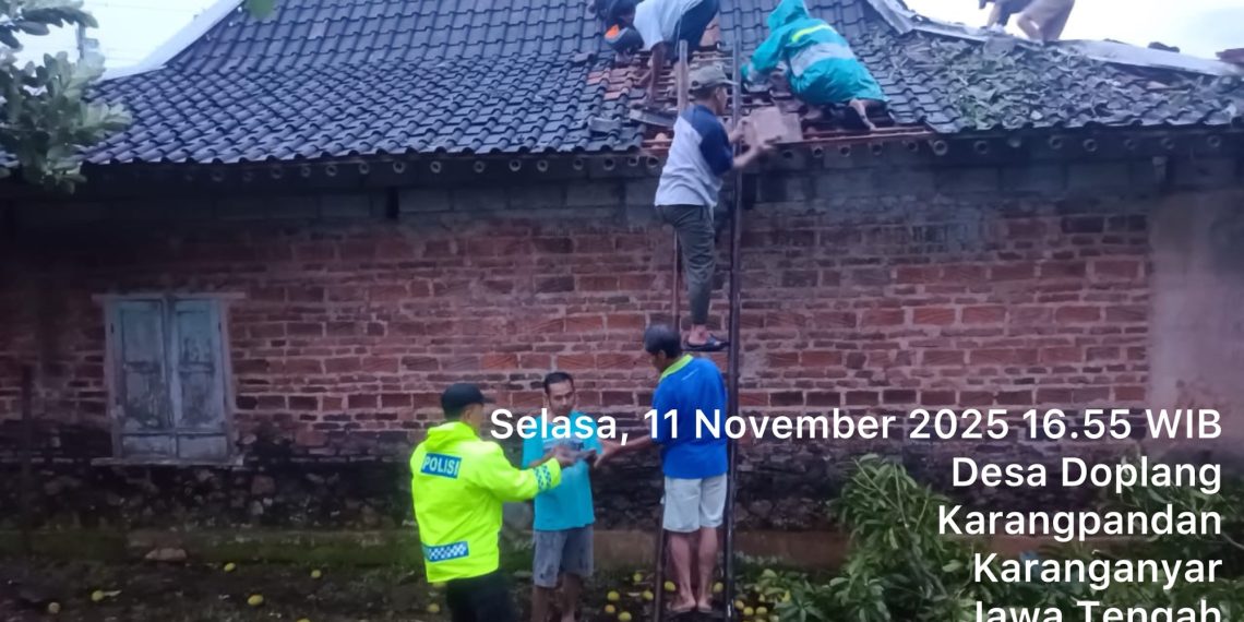 Pohon Pakel Tumbang Timpa Rumah Warga di Karangpandan, Polsek Gerak Cepat Lakukan Evakuasi