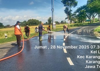 Polsek Karanganyar Respons Cepat Tumpahan Oli di Jalan Lingkar Selatan Lalung