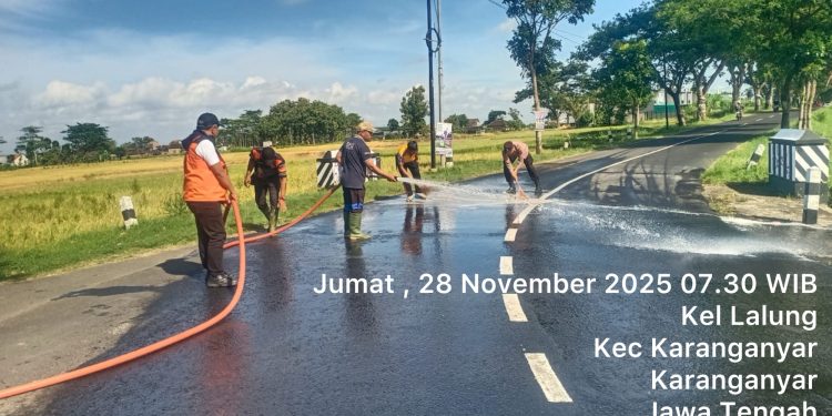 Polsek Karanganyar Respons Cepat Tumpahan Oli di Jalan Lingkar Selatan Lalung