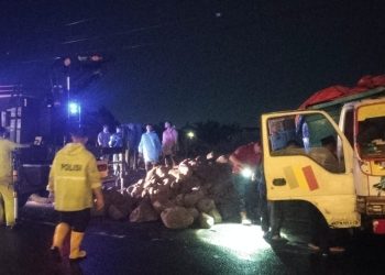 Truk Dump Bermuatan Batu Terguling di Tasikmadu, Evakuasi Dramatis Dibantu “Transformer” Truck SAR Samapta